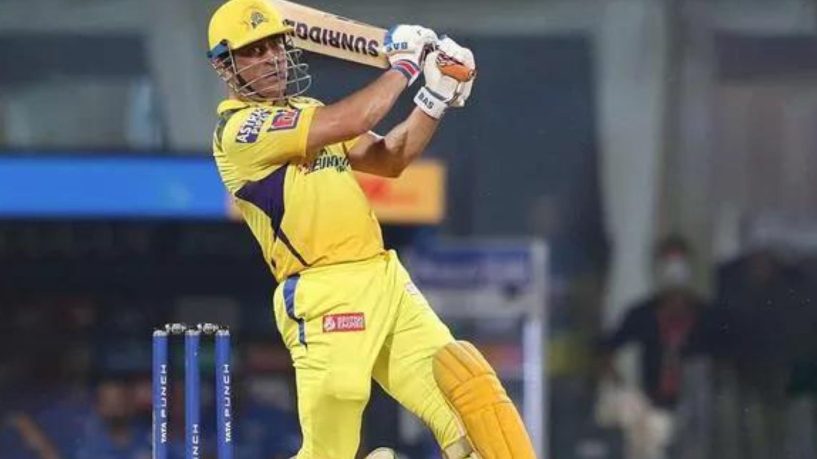 Watch: Vintage Dhoni rolls back the clock, hammers humongous six to achieve special double ton in IPL Watch: Vintage Dhoni rolls back the clock, hammers humongous six to achieve special double ton in IPL