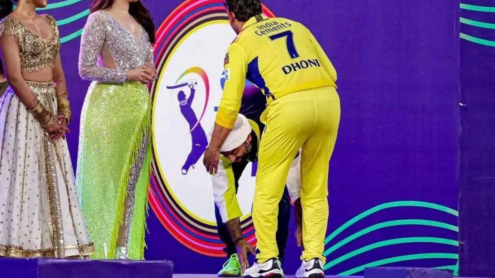 IPL 2023 Opening Ceremony: Arijit Singh falls at MS Dhoni's feet after blockbuster performance — Photo goes viral IPL 2023 Opening Ceremony: Arijit Singh falls at MS Dhoni's feet after blockbuster performance — Photo goes viral