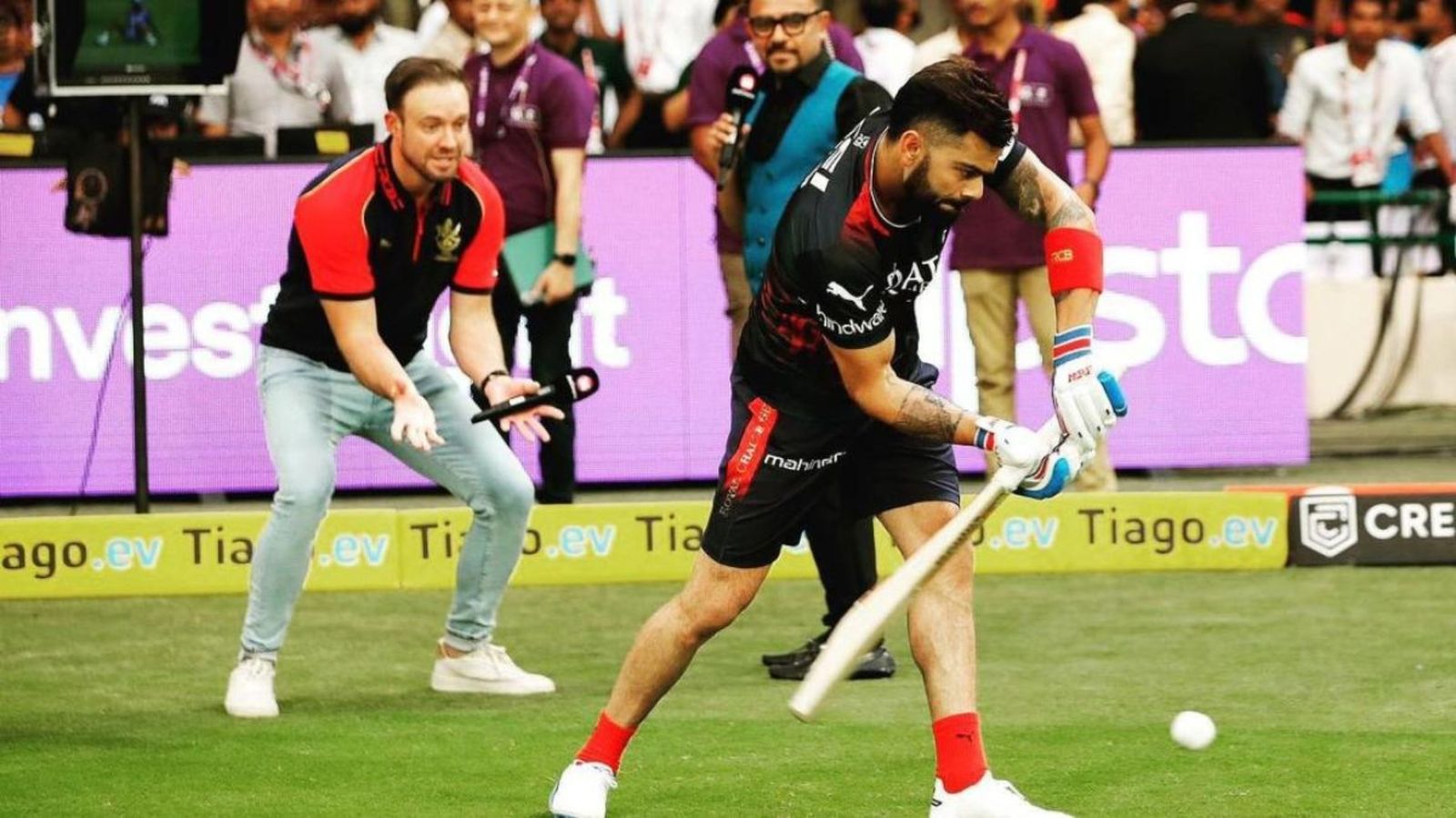 IPL 2023: 'This guy wasn't gonna edge any of them!' — Kohli and de Villiers engage in hilarious banter after emphatic win over MI IPL 2023: 'This guy wasn't gonna edge any of them!' — Kohli and de Villiers engage in hilarious banter after emphatic win over MI