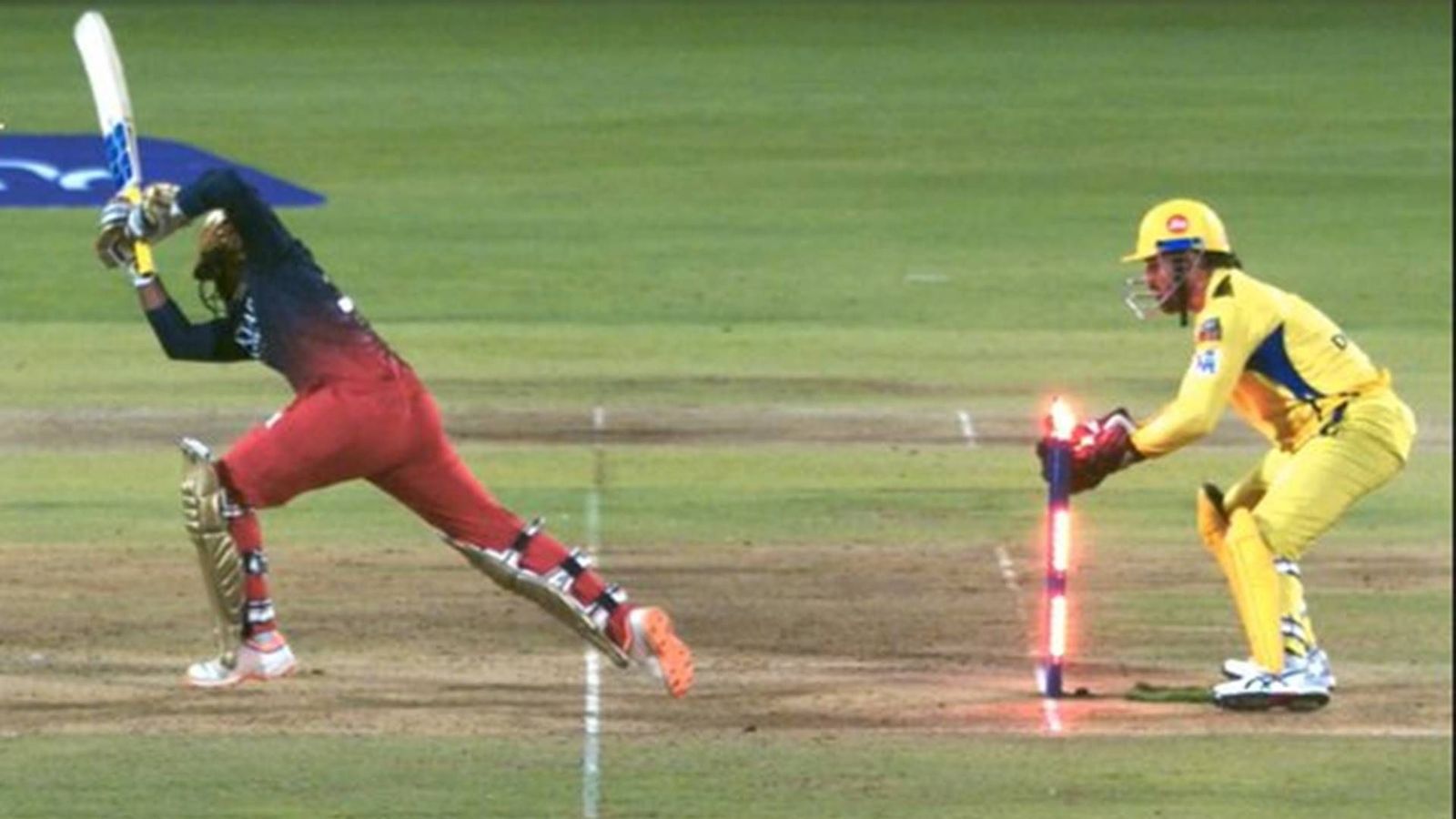 Big mistake of MS Dhoni overlooked by third umpire in CSK vs RCB clash Big mistake of MS Dhoni overlooked by third umpire in CSK vs RCB clash