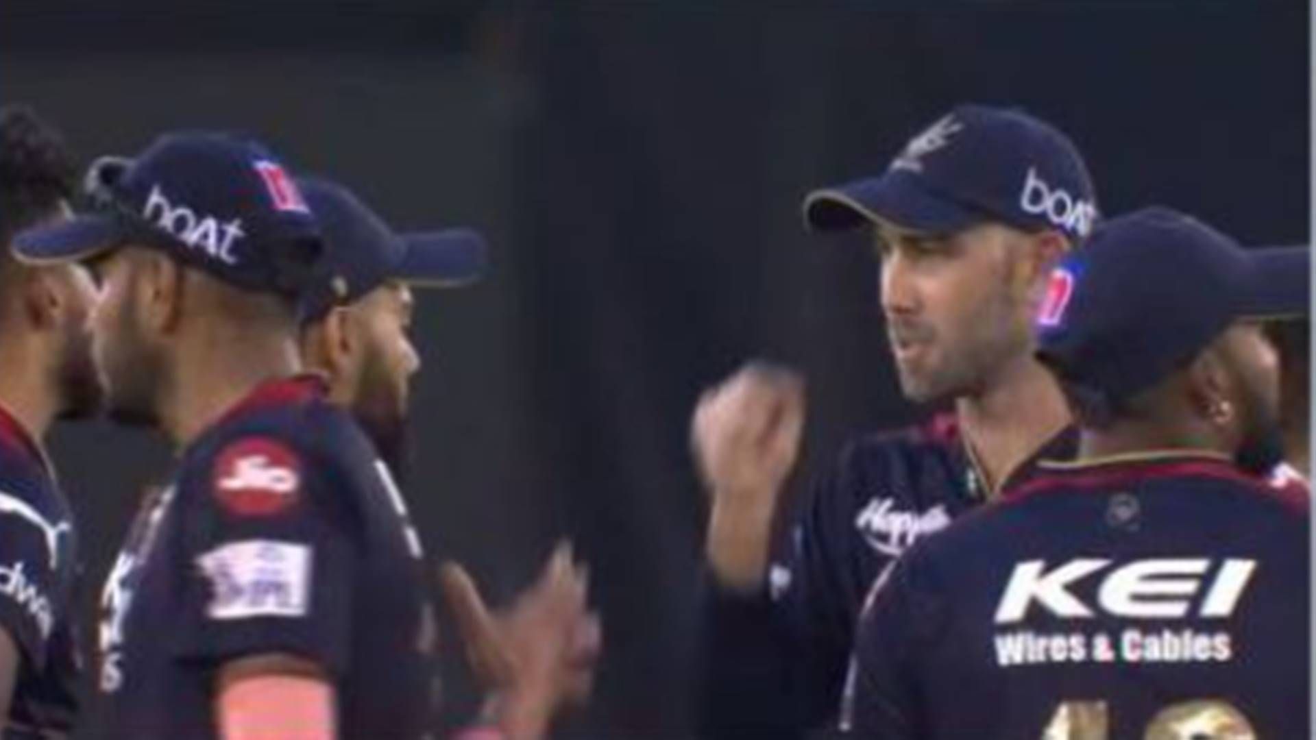 Virat Kohli and Glenn Maxwell play ‘rock paper scissors’ while waiting for DRS decision, video goes viral Virat Kohli and Glenn Maxwell play ‘rock paper scissors’ while waiting for DRS decision, video goes viral