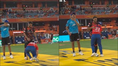 Watch: David Warner touches Bhuvneshwar Kumar's feet after winning the toss, later scores just 1 run off SRH pacer in powerplay overs SportsTak