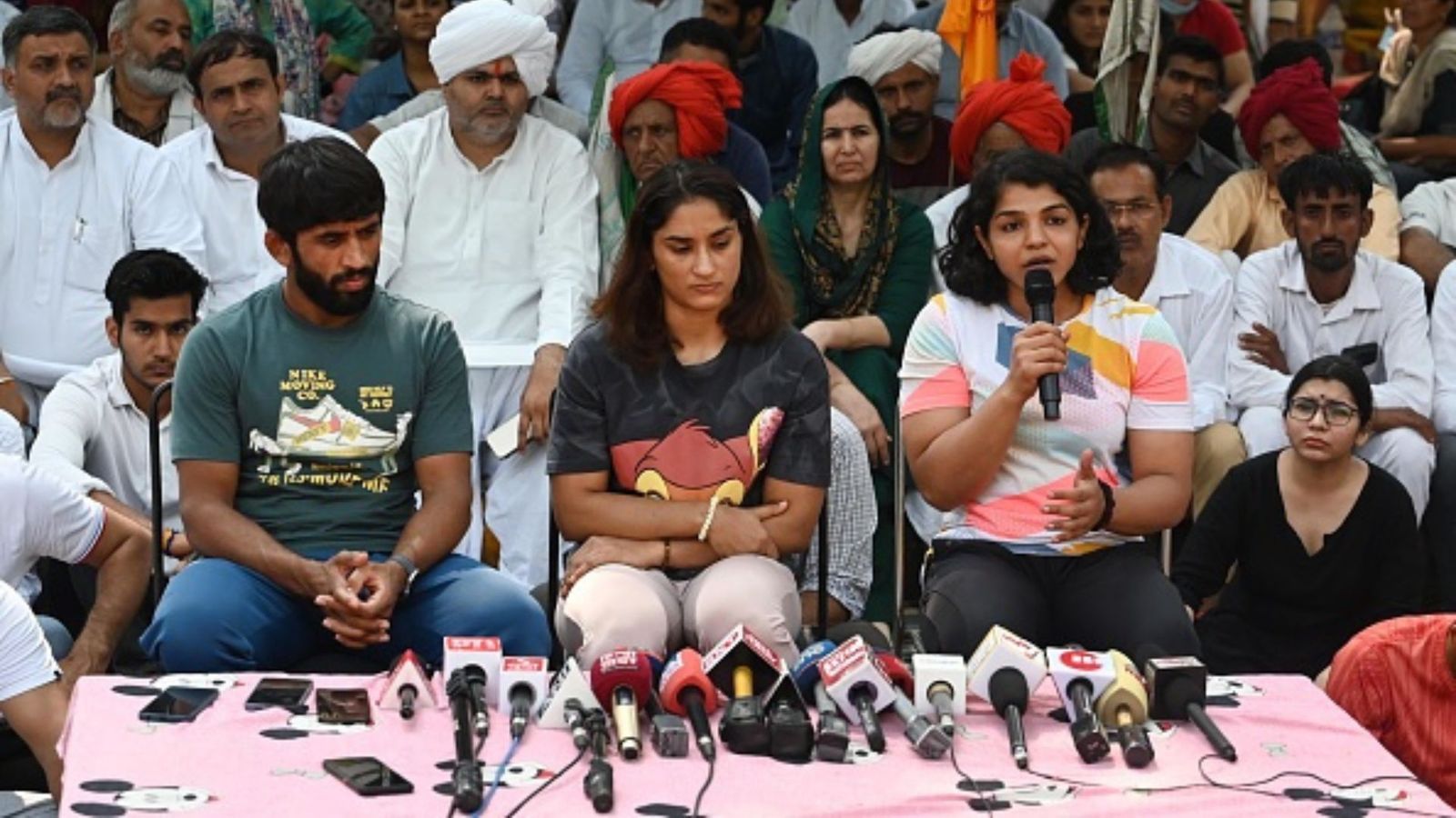 WFI Protest: After outcry against cricketers' silence swells, former Team India stars tweet their support for grapplers WFI Protest: After outcry against cricketers' silence swells, former Team India stars tweet their support for grapplers