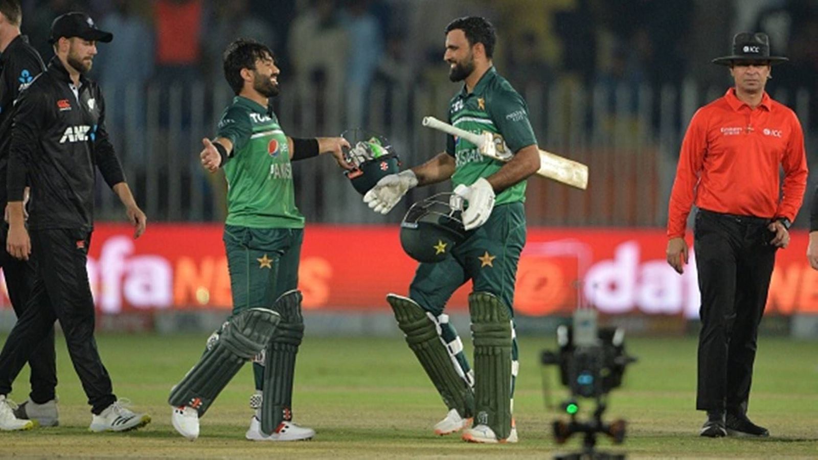 PAK vs NZ 2nd ODI: Fakhar Zaman's record-breaking 180-run knock helps Pakistan pull off their second-biggest ODI run chase PAK vs NZ 2nd ODI: Fakhar Zaman's record-breaking 180-run knock helps Pakistan pull off their second-biggest ODI run chase