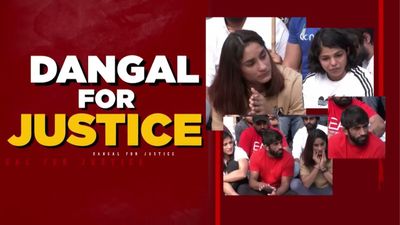 Breaking: Massive Scuffle between Protesting Wrestlers and Delhi Police at Jantar Mantar SportsTak