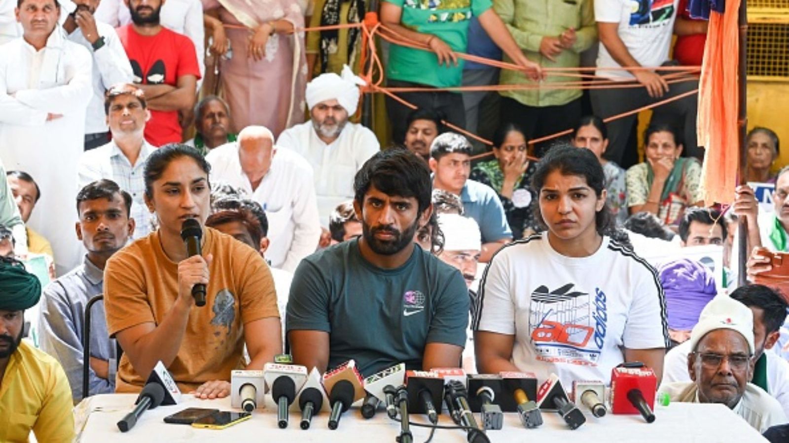 Wrestlers Protest: IOA debars outgoing WFI office bearers from administrative function as Ad-Hoc committee comes into effect Wrestlers Protest: IOA debars outgoing WFI office bearers from administrative function as Ad-Hoc committee comes into effect