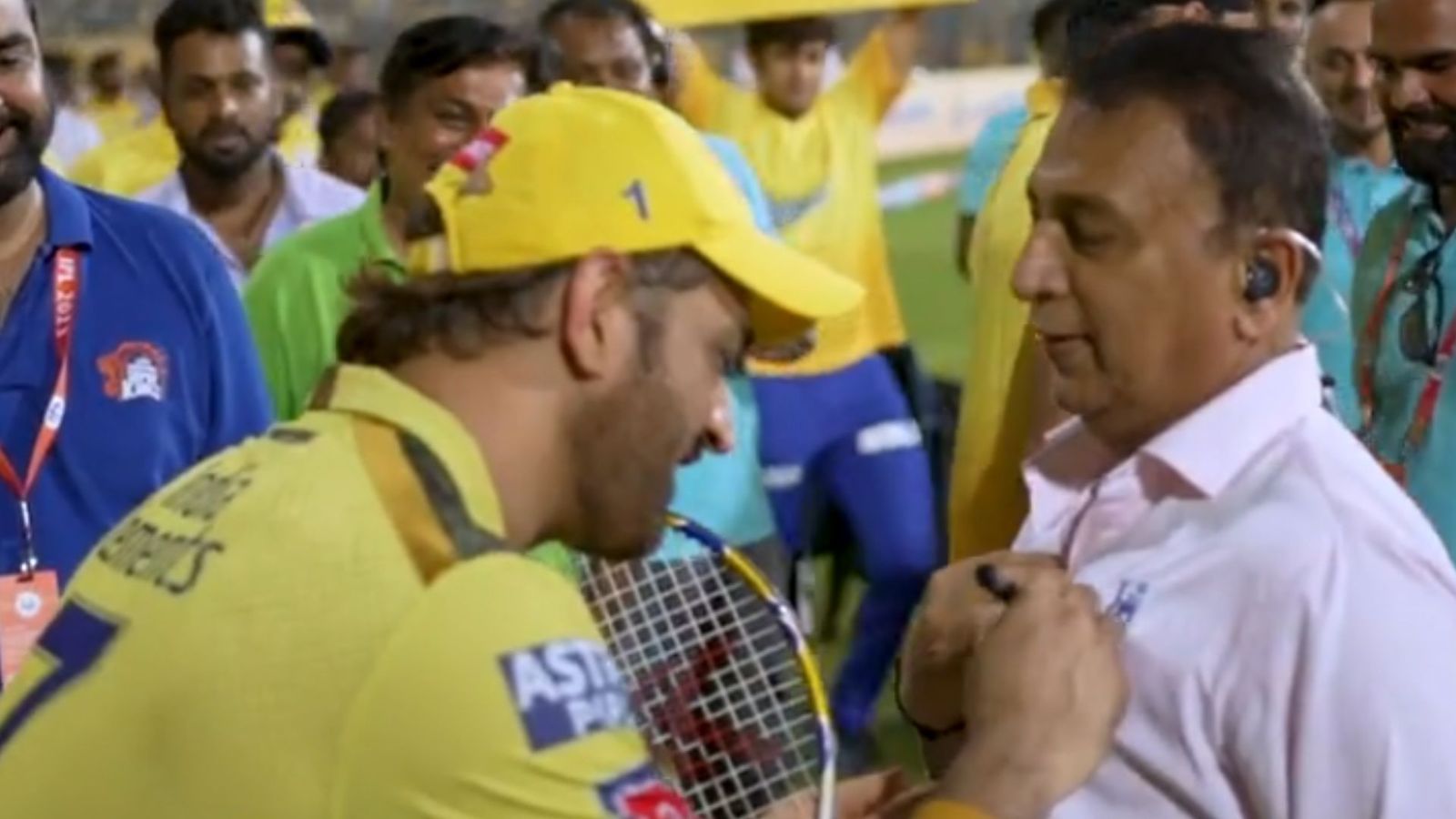 Priceless moment: Sunil Gavaskar rushes to take MS Dhoni's autograph in Chepauk, internet revels after watching heartwarming video Priceless moment: Sunil Gavaskar rushes to take MS Dhoni's autograph in Chepauk, internet revels after watching heartwarming video