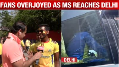 Dhoni fans throng Arun Jaitley Stadium and outnumber Delhi supporters SportsTak