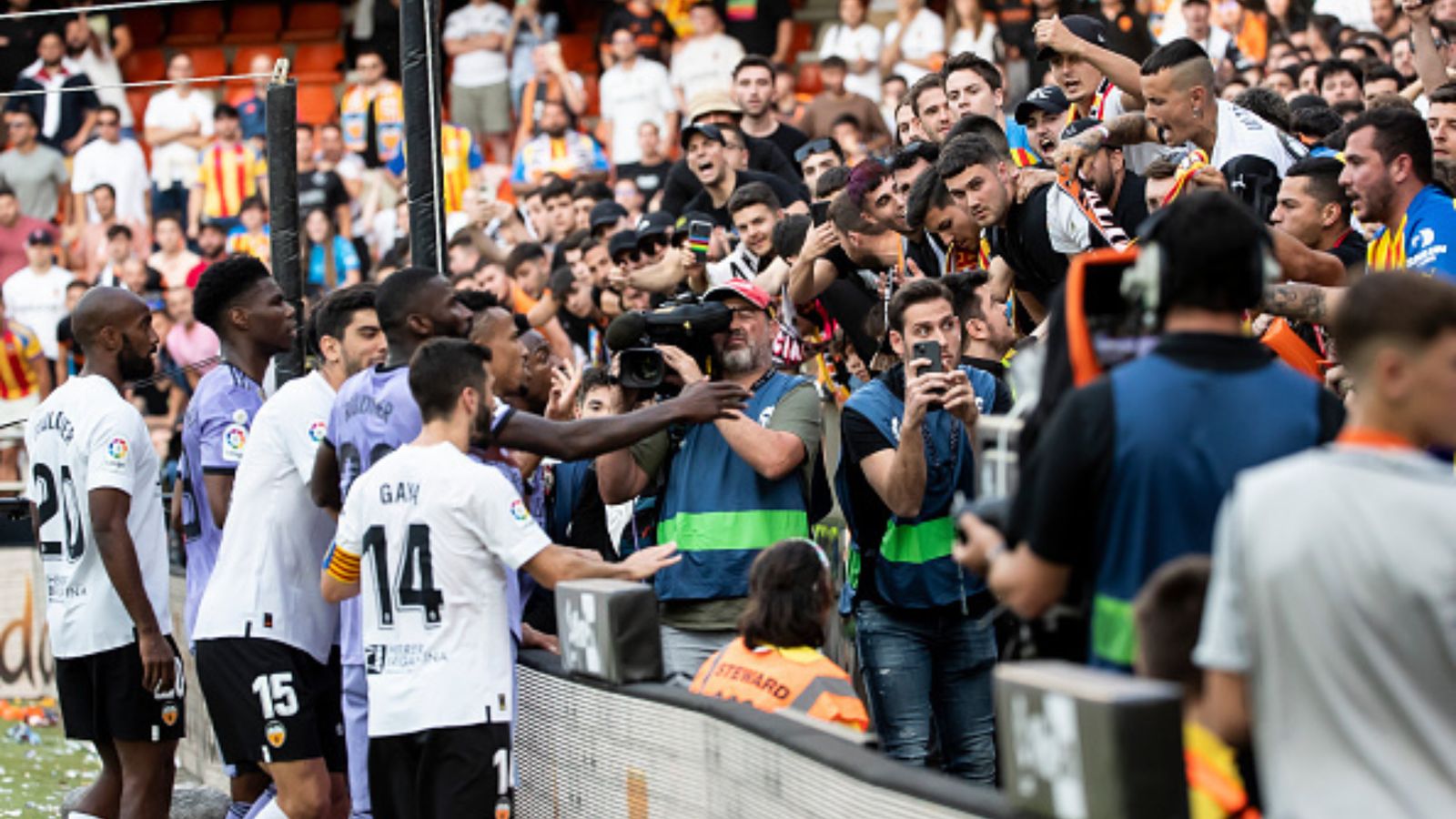 Watch: Vinicius Jr. stops game after being subject to racist chants again; unfairly gets red card later on Watch: Vinicius Jr. stops game after being subject to racist chants again; unfairly gets red card later on