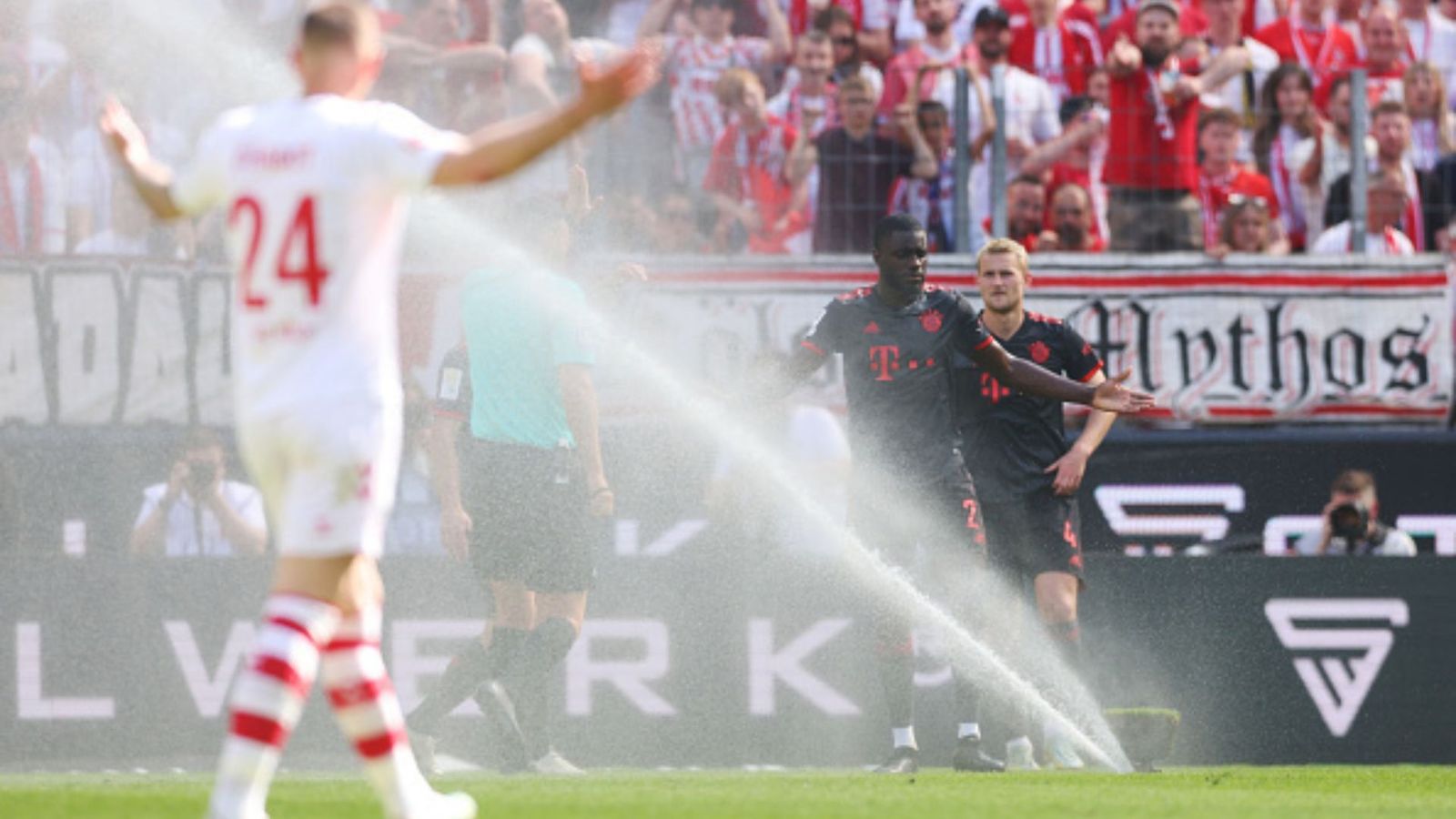 Watch: Bayern Munich's crunch tie for Bundesliga title against FC Koln 'interrupted' by rogue sprinklers, fans cry foul Watch: Bayern Munich's crunch tie for Bundesliga title against FC Koln 'interrupted' by rogue sprinklers, fans cry foul