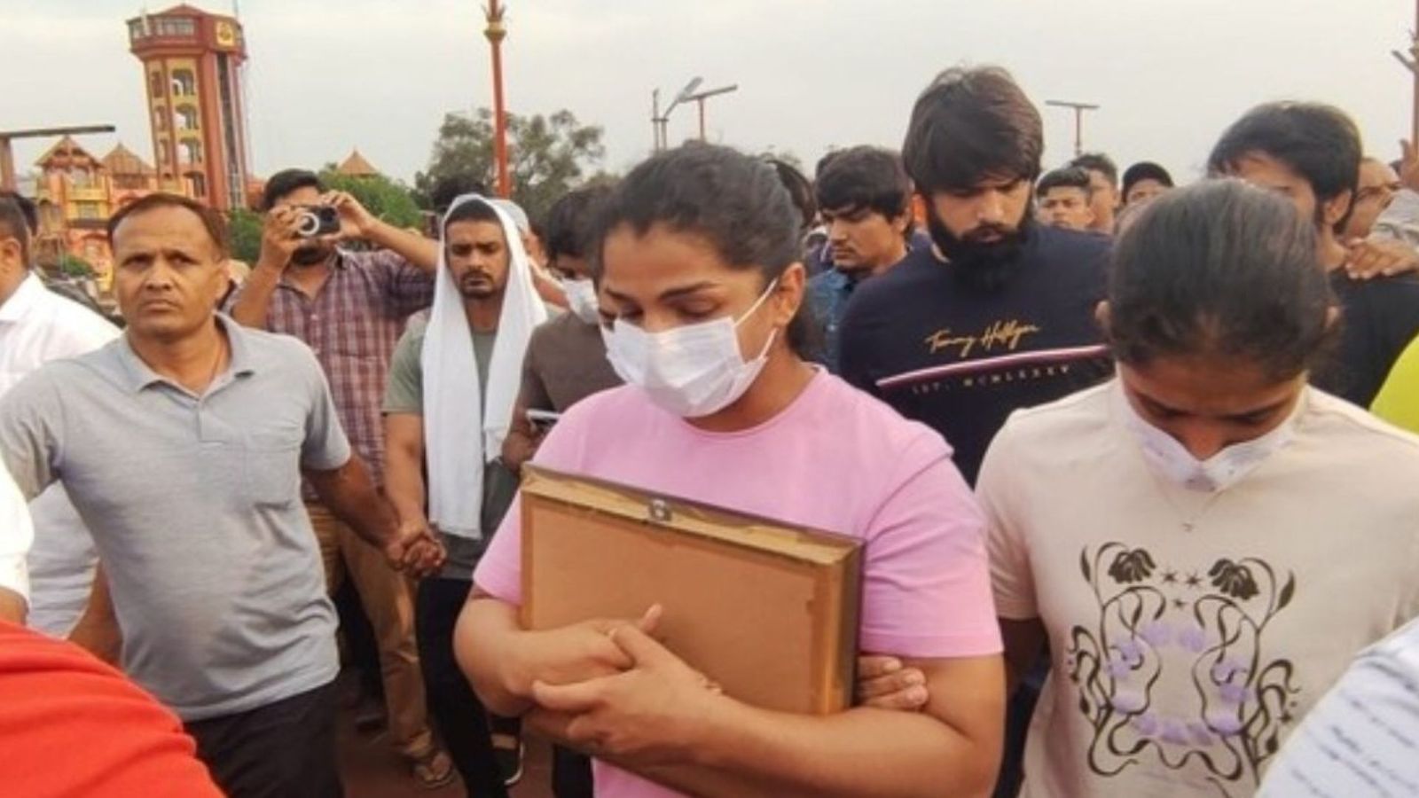 Bajrang Punia, Vinesh Phogat, Sakshi Malik hand medals to Naresh Tikait instead of throwing in Ganges, give government five-day ultimatum Bajrang Punia, Vinesh Phogat, Sakshi Malik hand medals to Naresh Tikait instead of throwing in Ganges, give government five-day ultimatum