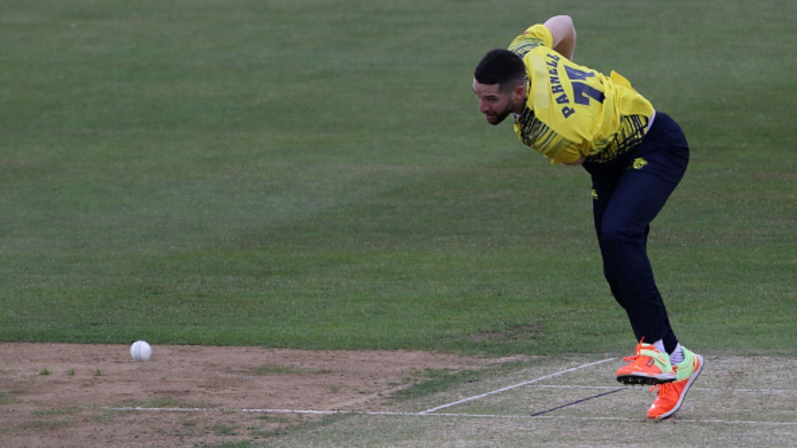 T20 Blast: RCB pacer fails to defend nine runs in final over as Pakistan batter earns Derbyshire a tie on the last ball T20 Blast: RCB pacer fails to defend nine runs in final over as Pakistan batter earns Derbyshire a tie on the last ball