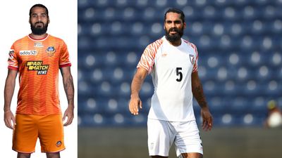 ISL 2023-24: Sandesh Jhingan swaps Blue for Orange after signing 3-year-deal with FC Goa SportsTak