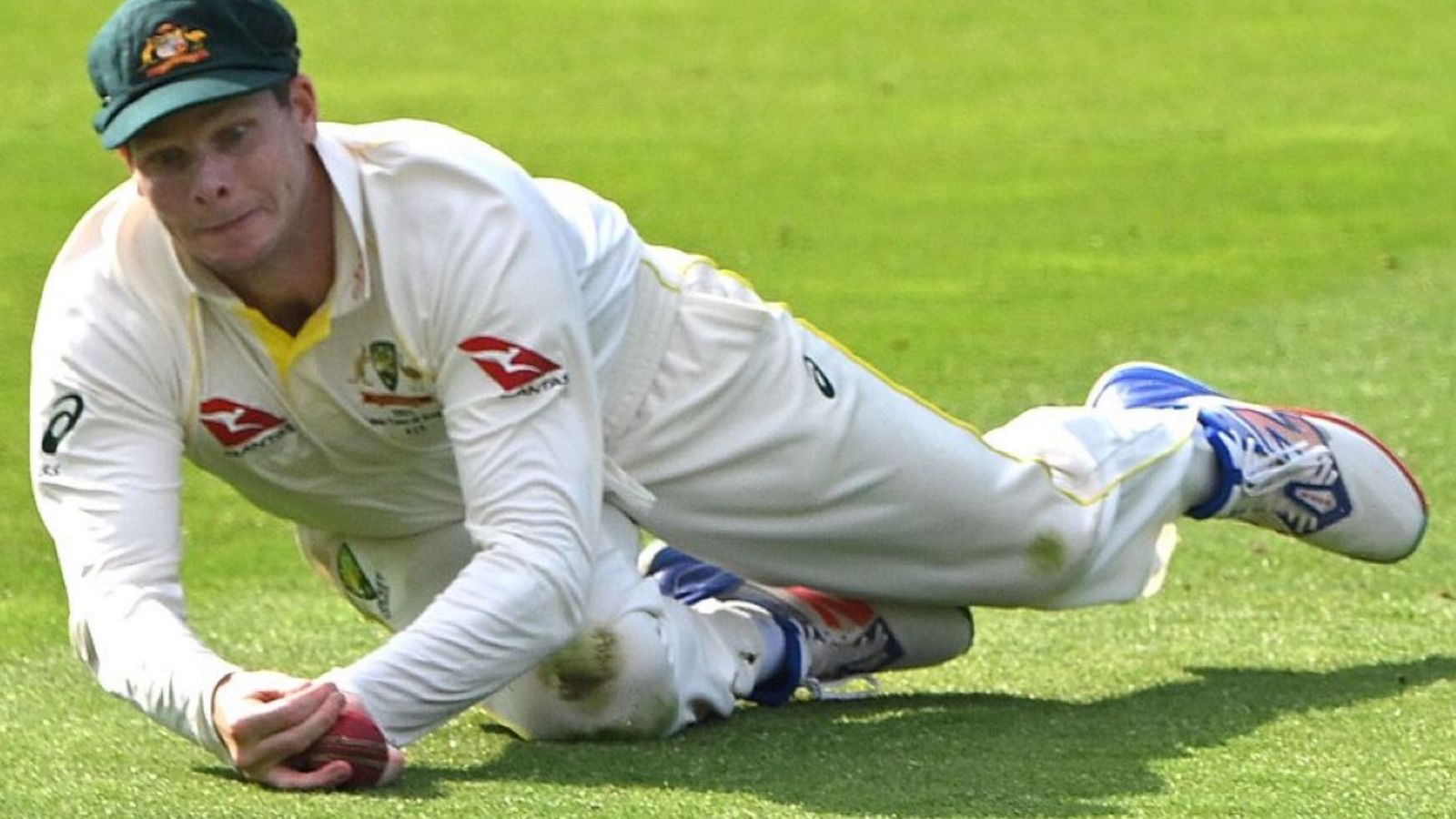 Ashes: After another controversial catch sends Joe Root packing, Steve Smith accused of 'cheating' on social media Ashes: After another controversial catch sends Joe Root packing, Steve Smith accused of 'cheating' on social media