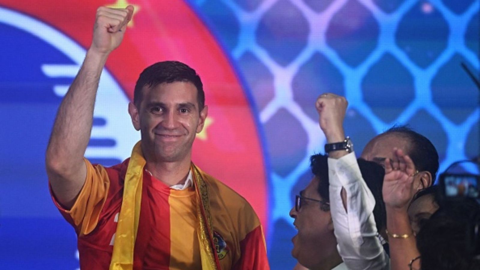 Emi Martinez on winning FIFA World Cup for Lionel Messi, explains why seven-time Ballon d'Or winner is superior to Cristiano Ronaldo Emi Martinez on winning FIFA World Cup for Lionel Messi, explains why seven-time Ballon d'Or winner is superior to Cristiano Ronaldo