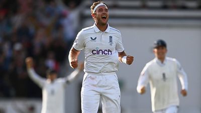Stuart Broad bids goodbye to Test cricket in style as Australia botch up big run chase by losing 7 wickets in last session, England level series 2-2 SportsTak