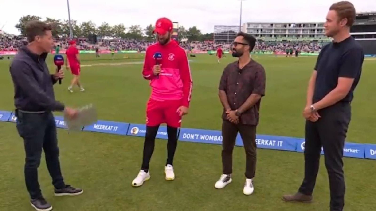 Dinesh Karthik posts hilarious tweet for England opener after standing between Shaheen Afridi and Stuart Broad Dinesh Karthik posts hilarious tweet for England opener after standing between Shaheen Afridi and Stuart Broad
