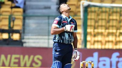 Mayank Agarwal smashes 105 in 10-run win for Bengaluru Blasters in a high-scoring encounter at Chinnaswamy Stadium SportsTak