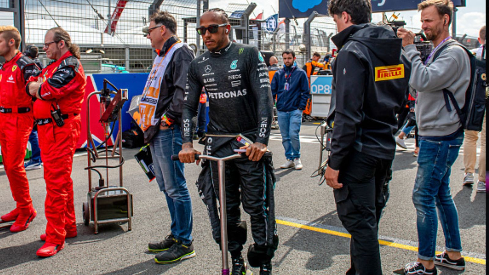 Formula One legend Lewis Hamilton extends career with Mercedes through 2025 Formula One legend Lewis Hamilton extends career with Mercedes through 2025