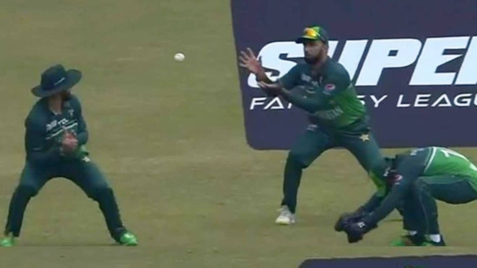 Watch: Pakistan's slip fielders hit the snooze button, stare at each other as ball flies in between Watch: Pakistan's slip fielders hit the snooze button, stare at each other as ball flies in between