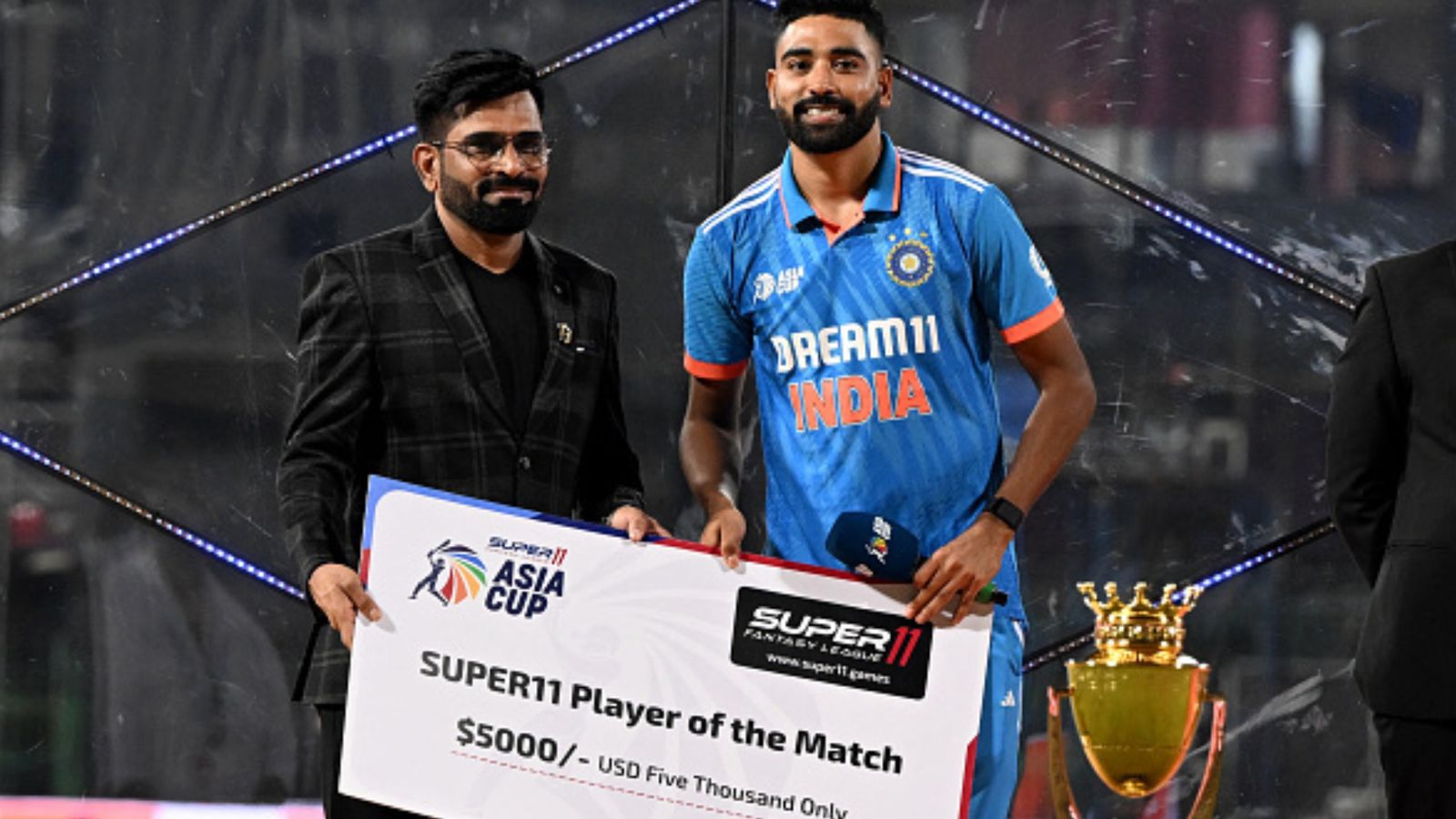 Asia Cup 2023: Mohammed Siraj wins hearts after donating his Player of the Match's prize money to groundsmen Asia Cup 2023: Mohammed Siraj wins hearts after donating his Player of the Match's prize money to groundsmen