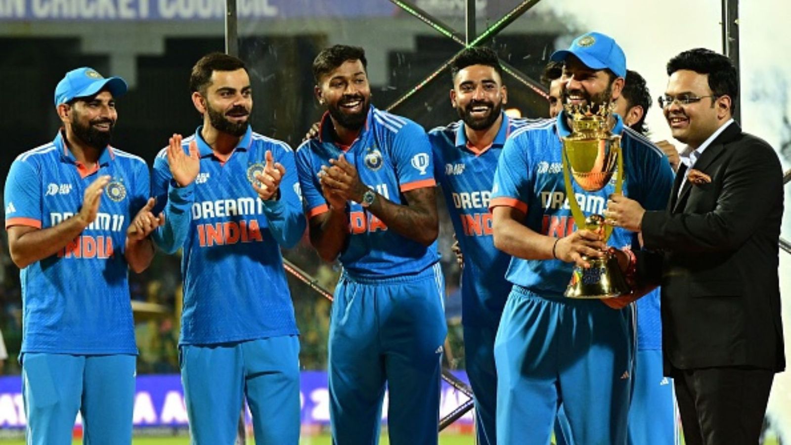 WATCH: Rohit Sharma's forgetful nature resurfaces, forgets passport in hotel room as fans recall Virat Kohli's statement WATCH: Rohit Sharma's forgetful nature resurfaces, forgets passport in hotel room as fans recall Virat Kohli's statement