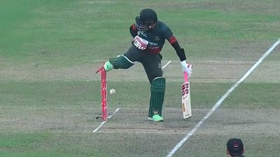 Mushfiqur Rahim fails to use his football skills to prevent wicket, gets out in bizarre fashion; watch viral video SportsTak