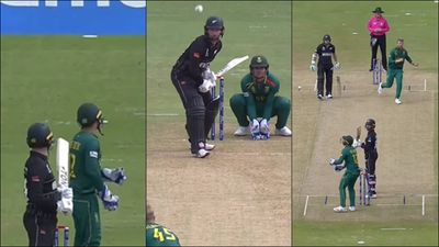 South Africa backup wicketkeeper makes Devon Conway, Quinton de Kock's jaws drop with bizarre no ball, video goes viral Heinrich Klaasen bowls a beamer (Screengrab: ICC Instagram)