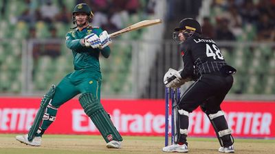 Quinton de Kock's unbeaten 84 in vain as New Zealand register 7-run win by DLS method in rain-marred high-scoring affair Quinton de Kock plays reverse sweep (Getty Images)