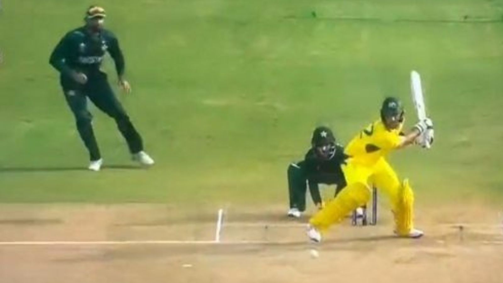 WATCH: Iftikhar makes mockery of himself, falls on ground in weird attempt to forestall Maxwell's switch-hit boundary WATCH: Iftikhar makes mockery of himself, falls on ground in weird attempt to forestall Maxwell's switch-hit boundary