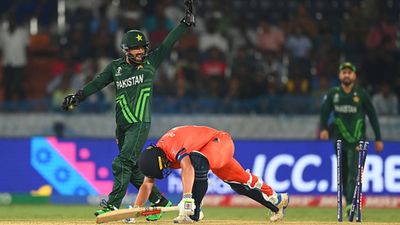 Babar’s Pakistan struggles against determined Bas de Leede but starts World Cup campaign with comprehensive 81-run win Mohammad Rizwan appeals for a stump out against Bas de Leede (Getty Images)