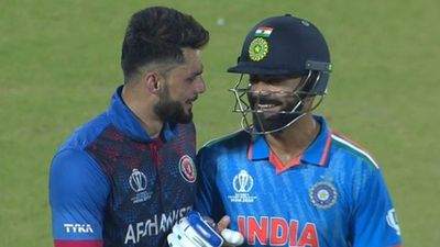 Naveen-ul-Haq reveals conversation with Virat Kohli before hugging each other and ending five-month old conflict Naveen-ul-Haq and Virat Kohli (Screengrab: Hotstar)