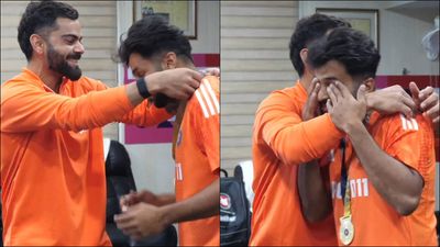 Watch: Shardul Thakur's hilarious reaction after getting gold medal for 'best fielder' from Virat Kohli Virat Kohli giving the gold medal to Shardul Thakur in the dressing room (Screengrab: BCCI)