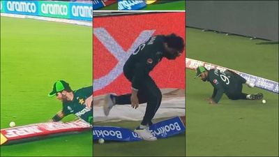 Watch: Imam-ul-Haq, Afridi, Iftikhar carry forward Pakistan's legacy of poor fielding in World Cup 2023 Pakistan players struggle in the field (Screengrab: Hotstar)