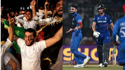 WATCH: Fans cheer for Naveen-Ul-Haq after Afghan pacer's patch up with Virat Kohli during ENG vs AFG World Cup match Afghanistan pacer Naveen-Ul-Haq celebrating the wicket of Jos Buttler