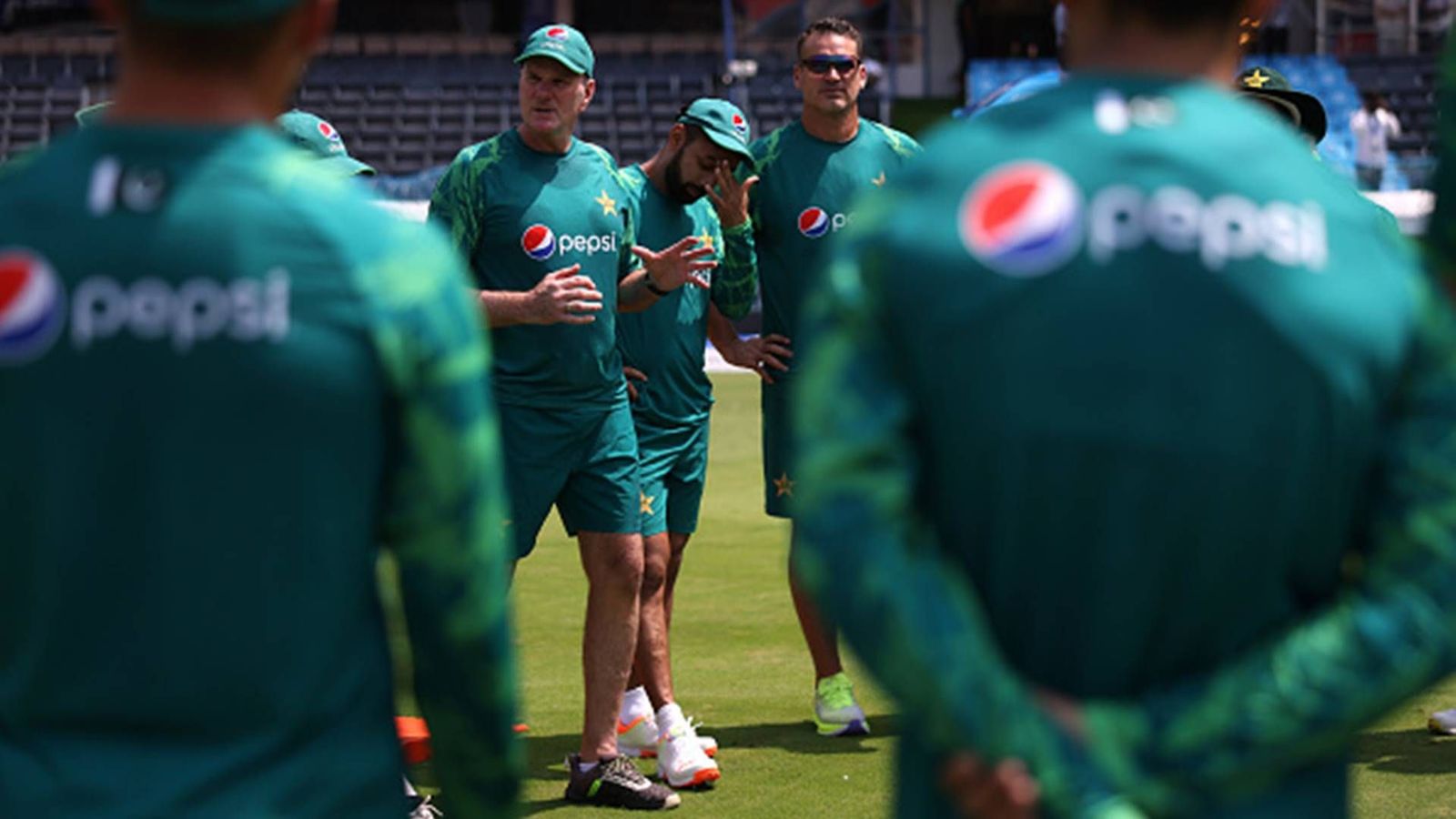 'Unusual to play in front of a crowd which is solely there for opposition': Pakistan head coach recalls experience of India clash in Ahmedabad Pakistan head coach Grand Bradburn talks to the players (Getty Images)