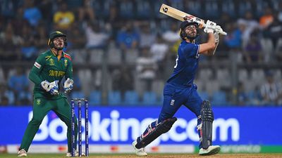 Mark Wood becomes the ultimate tailender in World Cup history with 5 sixes in unbeaten 17-ball 43 Mark Wood hits a six against South Africa (Getty Images)