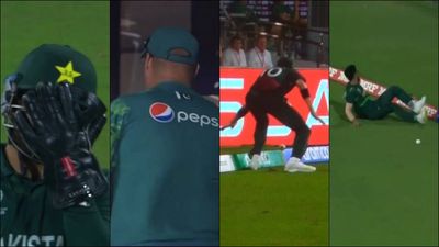 Mohammad Rizwan facepalms, Mickey Arthur goes inside dressing room after Pakistan's poor fielding to gift boundaries to Afghanistan Mohammad Rizwan and Mickey Arthur's reaction to poor fielding (Screengrab: Hotstar)