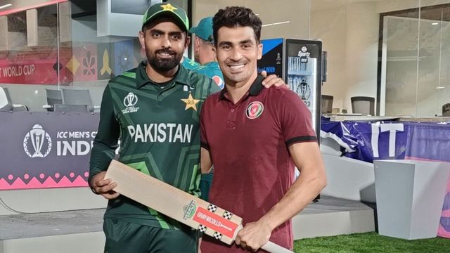 PAK vs AFG: After losing to Afghanistan, Pakistan skipper Babar Azam 'surrenders' bat to Rahmanullah Gurbaz; see video here Pakistan's Babar Azam with Afghanistan's Rahmanullah Gurbaz after their World Cup match.