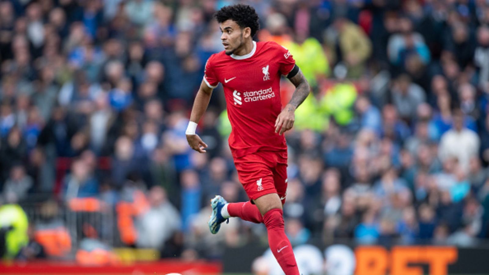 Liverpool forward Luis Diaz's parents kidnapped in Colombia; mother rescued, search on for missing father Liverpool forear Luiz Diaz in action