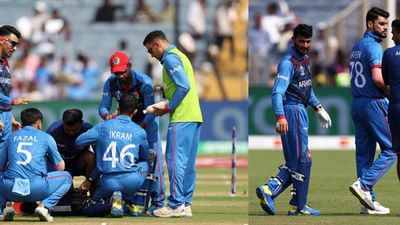 Watch: Afghanistan wicketkeeper and star batter suffers painful injury, walks off the field in 2nd over Afghanistan wicketkeeper Ikram Alikhil injures himself in the World Cup match vs Sri Lanka.