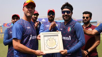 'Nobody's got 100 yet, so...': Afghanistan coach Jonathan Trott plays down batting unit's performance despite another win Afghanistan's Rashid Khan presented with a memento by head coach Jonathan Trott.