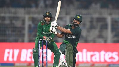 Fakhar's comeback knock, Shaheen's thrifty three-fer help Pakistan end losing streak, beat Bangladesh by 7 wickets to keep semis hope alive Fakhar Zaman hits a shot during Pakistan's run chase against Bangladesh at Eden Gardens, Kolkata (Getty Images)
