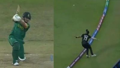 WATCH: Daryl Mitchell's jaw-dropping catch near rope leaves David Miller in disbelief during NZ vs SA clash South Africa's David Miller (left) in action while New Zealand's Daryl Mitchell grabs his catch at the fence.