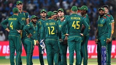 South Africa rise to no.1 spot on points table with 190-run win over New Zealand, keep Pakistan's semi-final hopes alive South African team celebrates a wicket during New Zealand's run chase (Getty Images)