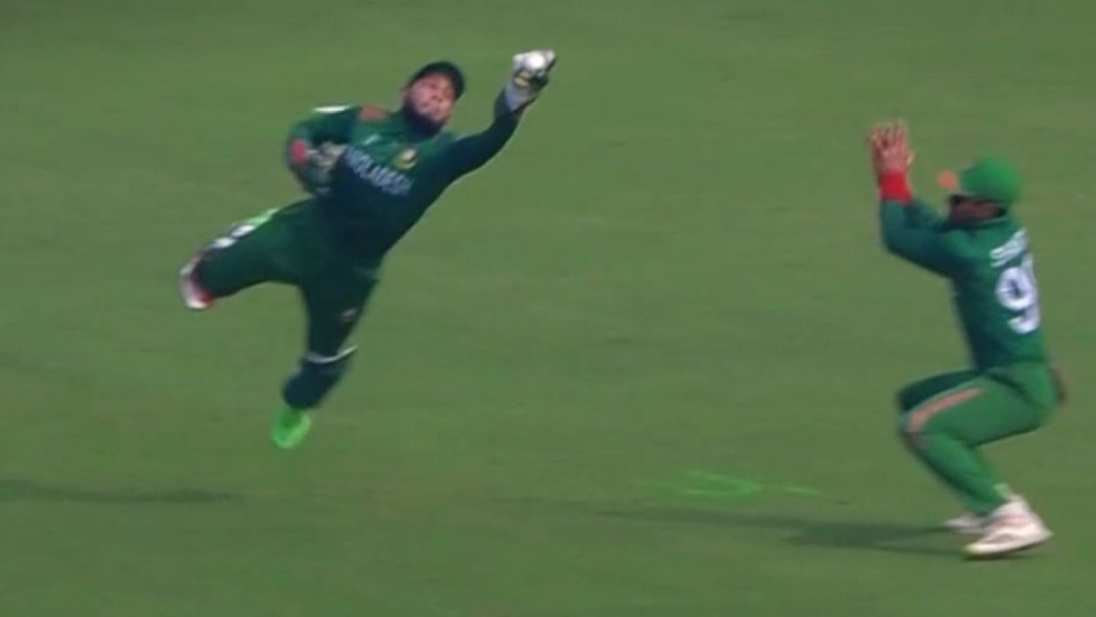 Watch: Bangladesh wicketkeeper Mushfiqur Rahim snatches catch from first slip, fans call it 'catch of World Cup 2023' Bangladesh wicketkeeper Mushfiqur Rahim takes a brilliant catch during their World Cup match vs Sri Lanka.