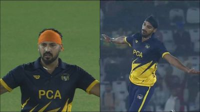 Anmolpreet's record-breaking ton, Arshdeep's fiery penultimate over lead Punjab to maiden Syed Mushtaq Ali Trophy title Punjab's Anmolpreet Singh (left) and Arshdeep Singh (right) in SMAT 2023 final against Baroda (Screengrab: Jio Cinema)
