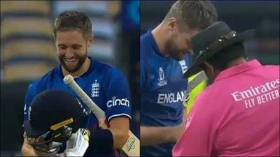Chris Woakes shows faulty helmet to umpire to avoid getting timed out & Mathews-Shakib-like controversy, sparks memefest Chris Woakes shows his faulty helmet to the the umpire (Screengrab: Hotstar)