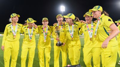 Legendary Australian women's cricketer, who became world champion 7 times, announces shock retirement at age 31 Ashleigh Gardner, Alyssa Healy, Rachael Haynes, Meg Lanning, Ellyse Perry, Beth Mooney and Tahlia McGrath of Australia (L-R) celebrate with the trophy after winning the 2022 ICC Women's Cricket World Cup Final match between Australia and England at