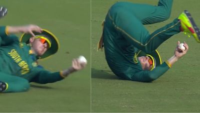 Watch: 'Juggler' David Miller almost messes up a straightforward catch but fans laud South African for brilliant effort South African fielder David Miller attempting to take a catch during the World Cup match against David Miller.